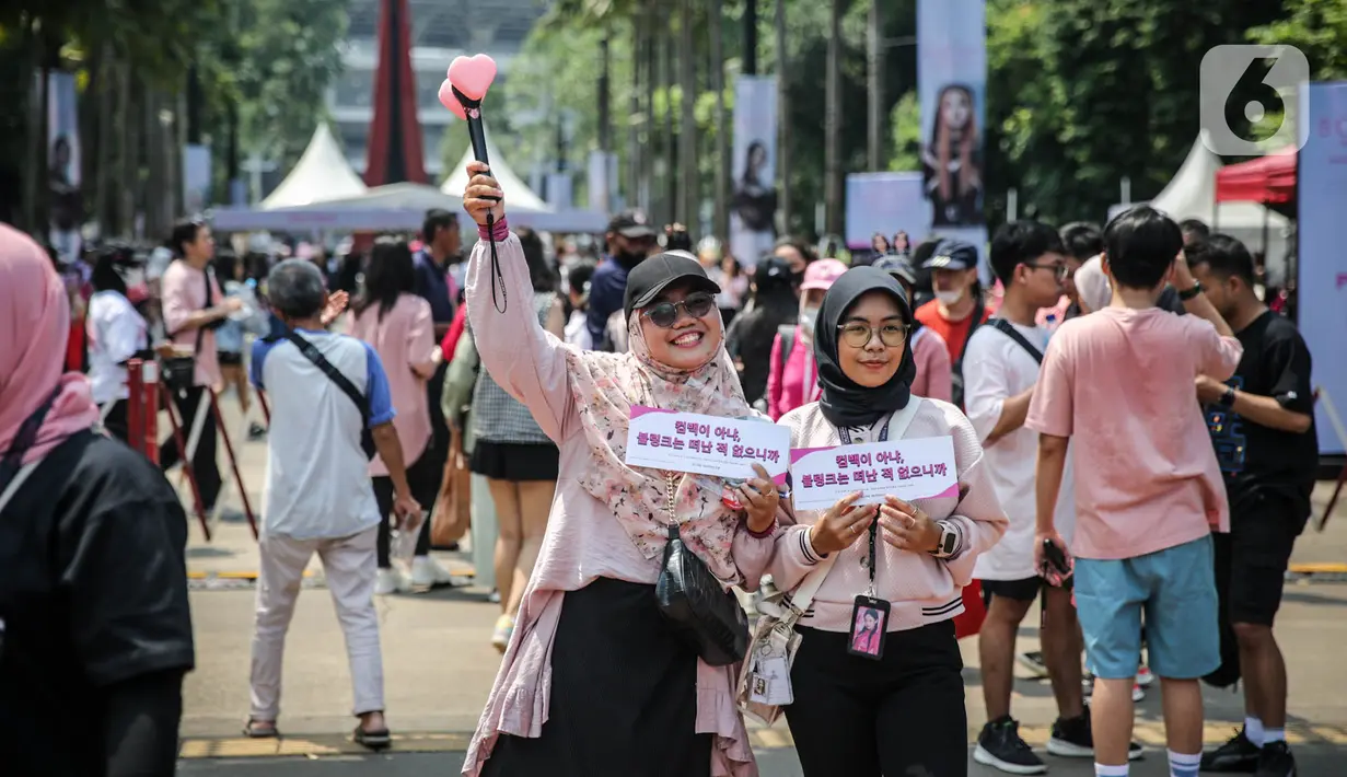 Fans berpose saat tiba untuk menyaksikan Konser BLACKPINK di Stadion Utama Gelora Bung Karno (SUGBK), Jakarta, Sabtu (11/3/2023). Konser bertajuk "Born Pink" tersebut digelar dari selama 2 hari pada 11 - 12 Maret 2023. (Liputan6.com/Faizal Fanani)