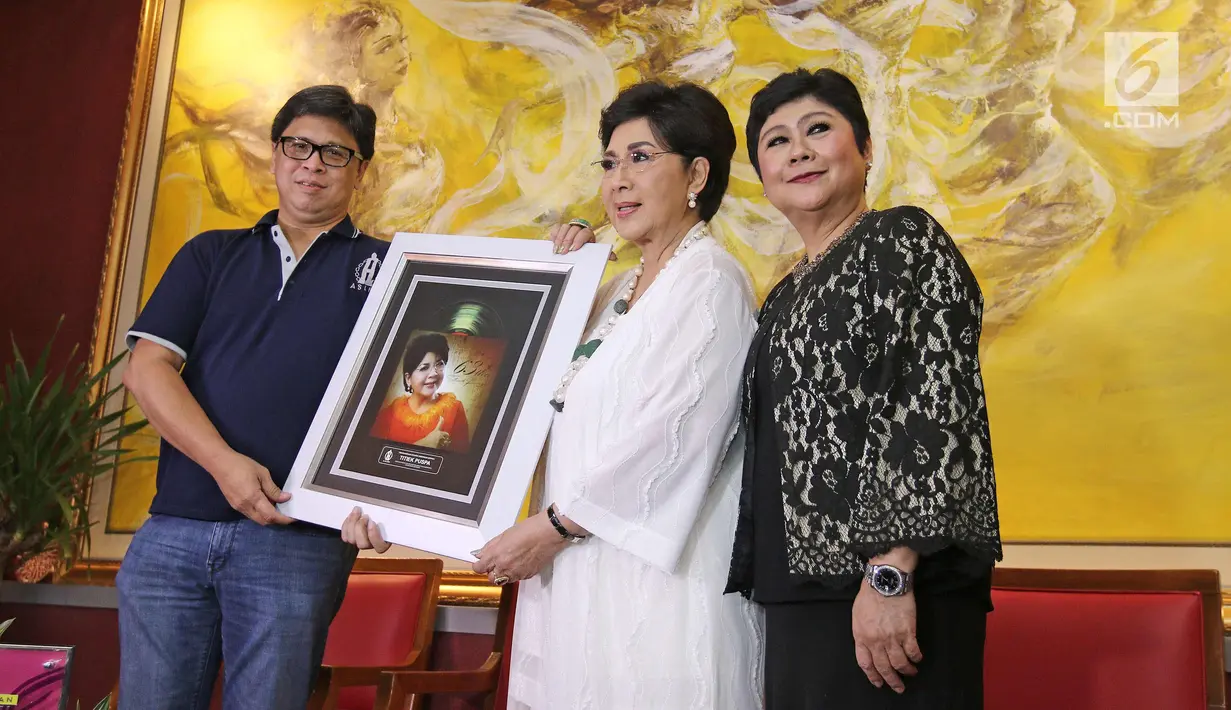 Penyanyi Titiek Puspa menerima penghargaan 63 tahun berkarya pada perayaan ulang tahunnya yang ke 80 di kawasan Gunawarman, Jakarta, Rabu (1/11). (Liputan6.com/Herman Zakharia)