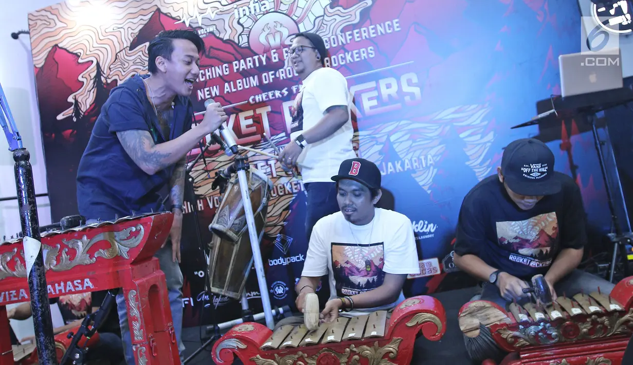 Band Rocket Rockers memainkan alat musik tradisional saat tampil dalam rilis album ke-6 di kawasan Tebet, Jakarta, Rabu (18/10). Album ke-6 Rocket Rockers berjudul Cheers From Rocket Rockers. (Liputan6.com/Herman Zakharia)
