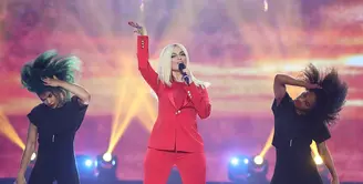 Pemyanyi asal Amerika Bebe Rexha tampil enerjik dalam malam puncak HUT SCTV ke-27. Acara berlangsung meriah di Jiexpo, Kemayoran, Kamis (24/8) malam. (Bambang E. Ros/Bintang.com)