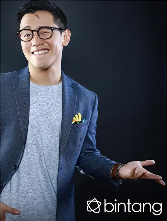 "Awalnya nggak pernah kepikiran bisa satu web series dengan Ardina Rasti. Di backstage kita sudah ngobrol-ngobrol, banyak sharing juga, jadi sudah enak pas take" ujar Ario.(Fotografer: Febio Hernanto, Digital Imaging: Muhammad Iqbal Nurfajri, Bintang.com)