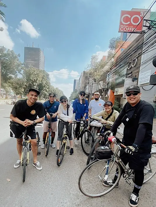 Ini dia potret kebersamaan Enzy Storia dengan teman-temannya saat bersepeda di jalan raya. Tak bisa dipungkiri, Enzy Storia begitu ceria dengan senyum yang terus terlihat di wajahnya. (Liputan6.com/IG/@enzystoria)