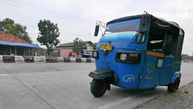 Mudik, Keluarga Ini Naik Bajaj ke Kampung Halaman