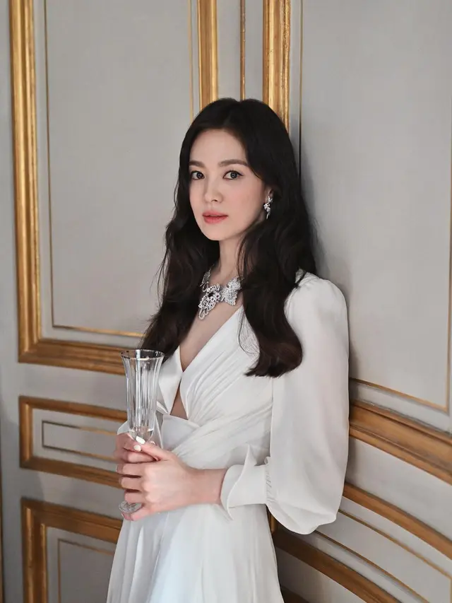 Bak Ratu dan Pangeran, 8  Adu Pesona Mewah Song Hye Kyo dan Cha Eun Woo di Gala Dinner Chaumet