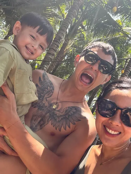 Selfie gemas Marcell Darwin dan Nabila Faisal dengan anak mereka. [Foto: Instagram/marcelldarwin]