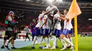 Pemain Belgia Dodi Lukebakio (kiri) merayakan bersama rekan satu timnya setelah mencetak gol ke gawang Austria pada pertandingan sepak bola Grup F Kualifikasi Euro 2024 di Stadion Ernst Happel, Wina, Austria, Jumat (13/10/2023). Belgia menang 3-2. (AP Photo/Florian Schroetter)