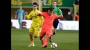 Pemain tengah Barcelona, Rafinha Alcantara berusaha membawa bola melewati pemain Villarreal pada semifinal Copa del Rey di stadion Madrigal Villarreal , Spanyol, Rabu (4/3/2015). Barcelona Menang 3-1 atas Villarreal. (Reuters/Heino Kalis)