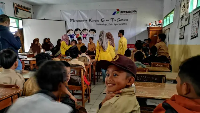 Sejumlah siswa SDN Karaha Bodas nampak sumringah mengikuti kegiatan pengenalan panas bumi 'Goes to School' PGE Area Karaha, kemarin
