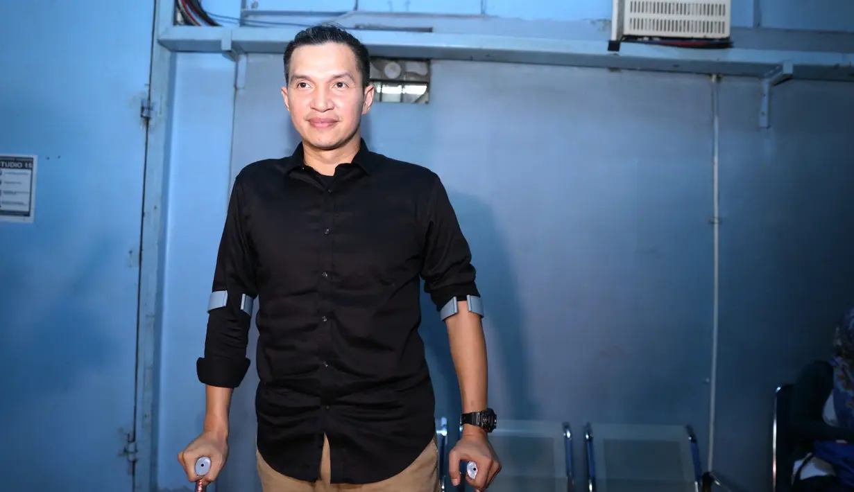 Satu hal yang masih takut dilakukannya adalah melihat bekas luka jahitan yang membujur dari dada sampai belakang tubuhnya. Selama ini, Echon mengaku tak pernah melihat apalagi menyentuh bekas luka tersebut. (Nurwahyunan/Bintang.com)