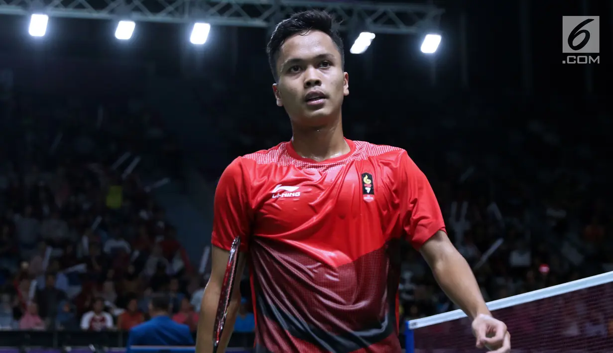Tunggal putra Indonesia, Anthony Sinisuka Ginting saat melawan pemain India, Srikanth Nammaiwar Kidambi pada perempat final Bulutangkis Beregu Putra Asian Games 2018 di Jakarta, Senin (20/8). (Liputan6.com/Helmi Fithriansyah)