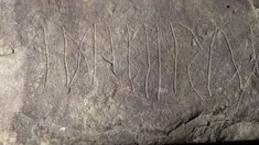 Runestone yang ditemukan di Tyrifjorden, Norwegia, diperlihatkan di Museum Sejarah Budaya di Oslo, pada 12 Januari 2023. Para arkeolog dari Museum Sejarah Kebudayaan di Oslo pada Selasa, 17 Januari 2023, mengatakan mereka menemukan batu bertuliskan alfabet rune yang mereka klaim sebagai yang tertua di dunia. (Javad Parsa/NTB Scanpix via AP)