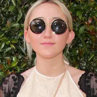 Noah Cyrus menghadiri acara Joan Varvatos Stuart House Benefit (via www.sugarscape.com)