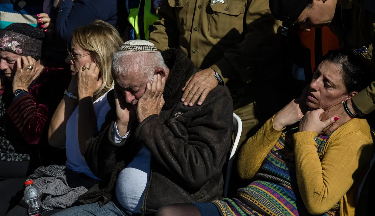 Ekspresi keluarga tentara Israel Sersan Yovel Mor Yosef saat pemakaman di Ashkelon, Israel, Jumat (14/12). Yosef tewas ditembak pria Palestina di Tepi Barat. (AP Photo/Tsafrir Abayov)