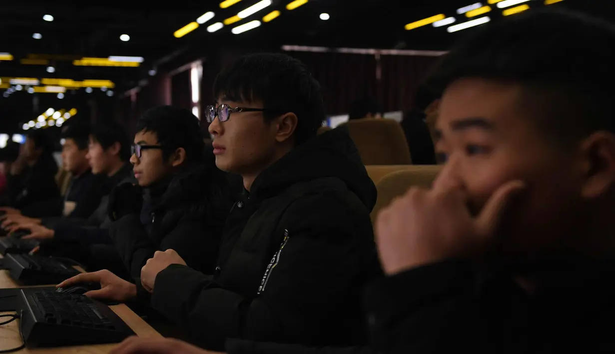 Sejumlah siswa yang mempelajari mekanika mobil mengikuti ujian di sebuah ruangan komputer di sebuah sekolah teknik di Jinan, di provinsi Shandong, China timur, (29/1). (AFP Photo/Greg Baker)