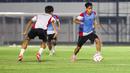 Aksi Riski Afrisal mencoba melewati rekannya dalam latihan Timnas Indonesia U-20 di Stadion Madya, Jakarta Pusat, pada Minggu (22/9/2024) malam WIB. (Bola.com/Abdul Aziz)
