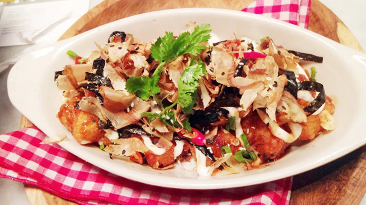 Tokyo style tater tots with togarashi spice, japanese mayo, roasted sea weed&sesame/ copyright by Vemale.com/Anisha