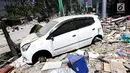 Mobil Daihatsu Ayla menjadi incaran jarahan korban gempa dan tsunami di Palu Grand Mal, Palu, Jumat (5/10). Warga korban gempa bumi mengambil ban dan interior mobil. (Liputan6.com/Fery Pradolo)