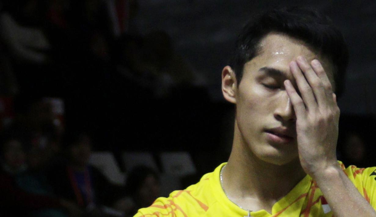 Tunggal putra Indonesia, Jonatan Christie, tampak lelah saat melawan tunggal Denmark pada Indonesia Masters 2019 di Istora Senayan, Jakarta, Sabtu (26/1). Jonatan gagal ke final. (Bola.com/Yoppy Renato)
