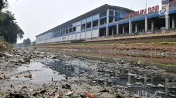 Kondisi aliran Kanal Banjir Barat yang berwarna hitam pekat dan dipenuhi tumpukan sampah di Jakarta, Minggu (22/9/2019). Minimnya pengawasan Pemprov DKI menyebabkan aliran di sepanjang Kanal Banjir Barat menghitam dan penuh sampah hingga menimbulkan bau tak sedap. (merdeka.com/Iqbal S Nugroho)