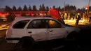 Polisi Afghanistan memeriksa lokasi meledaknya sebuah bom mobil di dekat Kedutaan Besar Rusia di Kabul, Rabu (20/1). Belum ada pihak yang mengaku bertanggung jawab atas peristiwa ini.  (REUTERS/Omar Sobhani)