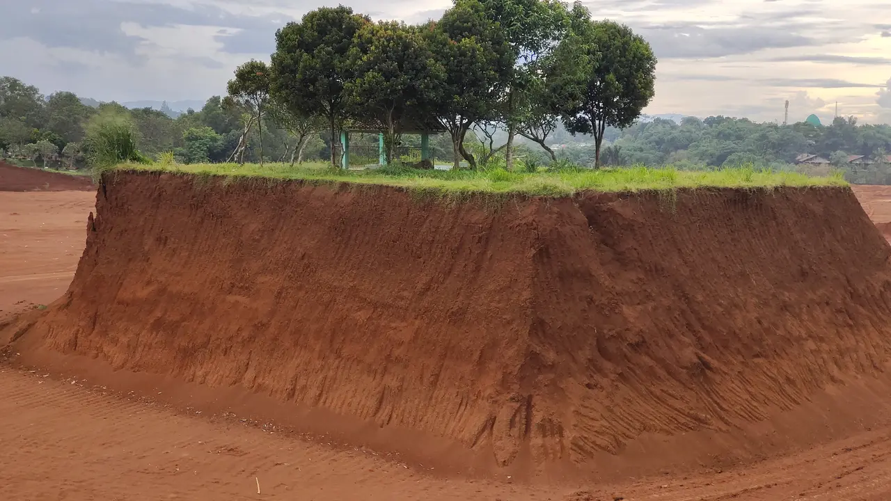 Sejumlah makam dan petilasan berdiri ditengah penggusuran yang akan dijadikan perumahan di Kecamatan Bojongsari, Kota Depok.