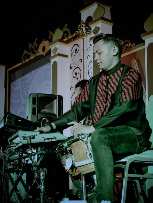 Pemilik nama lengkap Dory Haryanto Eka Saputra ini awalnya bermain drum sebelum ia bergabung dengan Didi Kempot pada tahun 2008. (Liputan6.com/IG/@doryharsa)