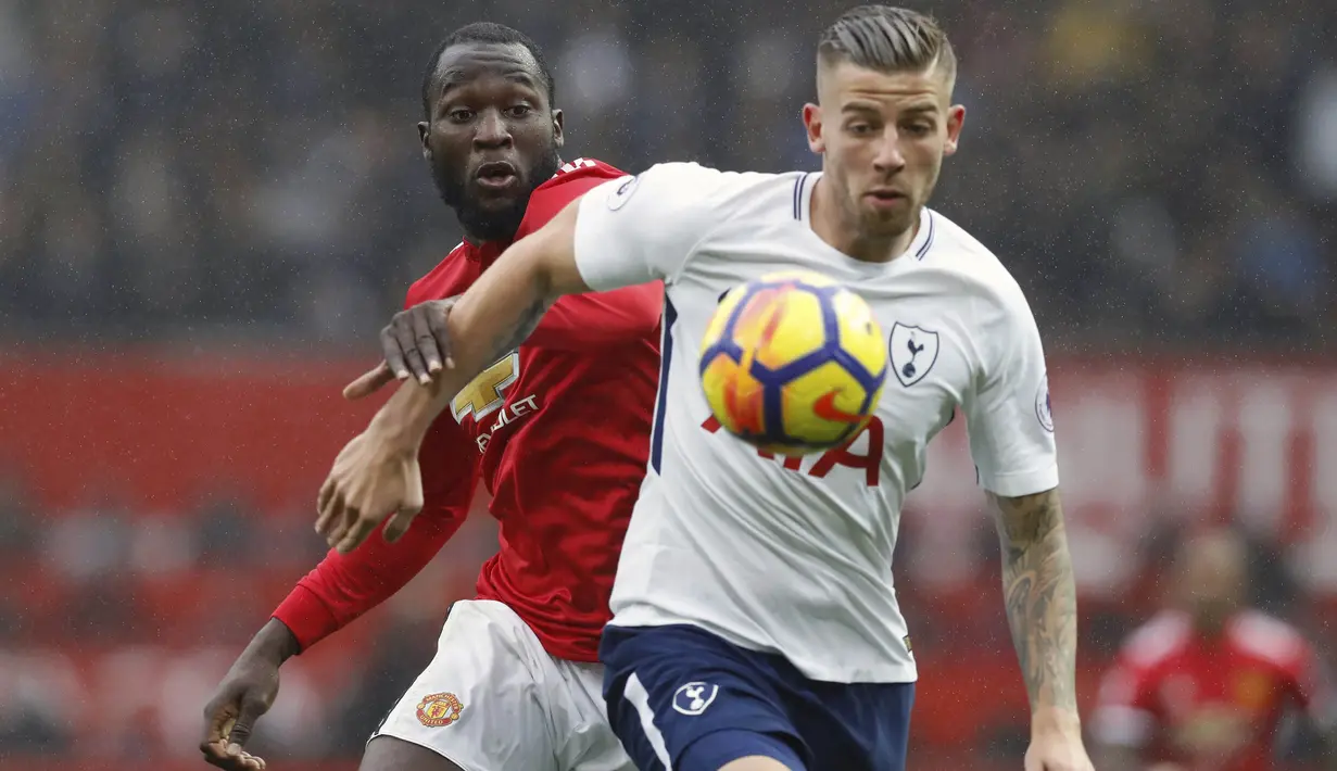 Striker Manchester United, Romelu Lukaku, berebut bola dengan bek Tottenham, Toby Alderweireld, pada laga Premier League di Stadion Old Trafford, Manchester, Minggu (28/10/2017). MU menang 1-0 atas Tottenham. (AP/Martin Rickett)