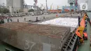 Suasana saat pekerja melakukan aktivitas bongkar muat beras impor di Pelabuhan Tanjung Priok, Jakarta, Jumat (16/12/2022). Perum Bulog mendatangkan 5.000 ton beras impor asal Vietnam guna menambah cadangan beras pemerintah (CBP) yang akan digunakan untuk operasi pasar. (Liputan6.com/Faizal Fanani)