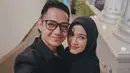 Sebelum berangkat kondangan, Alyssa dan Dude menyempatkan untuk selfie mengabadikan penampilan mereka. Senada dengan Alyssa, Dude tampil dengan setelan jas yang rapi serba hitam. Busana keduanya bisa jadi inspirasi gaya kondangan bersama pasangan. (Liputan6.com/IG/@ichasoebandono)