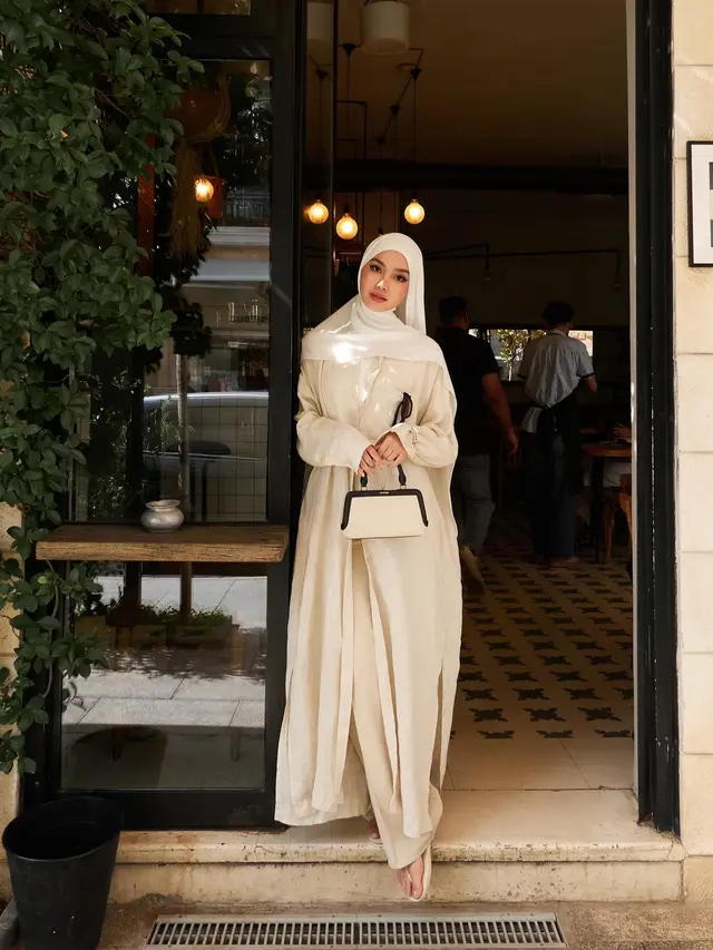 5. Tampilan Chic dengan Sentuhan Warna Netral