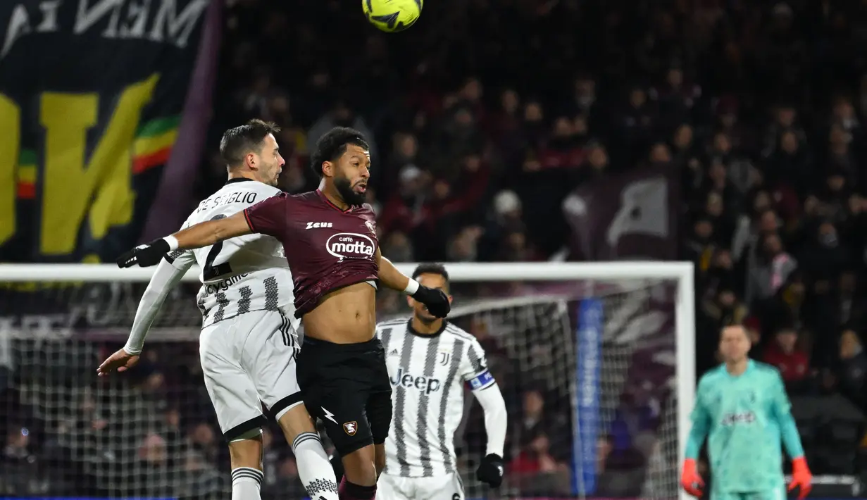 <p>Bek Juventus Mattia De Sciglio (Kiri) dan gelandang Salernitana Tonny Vilhena melakukan sundulan pada pekan ke-21 Liga Italia 2022/2023 di Stadio Arechi, Rabu dini hari WIB (8/2/2023). Sampai pertandingan berakhir, Juventus gagal mencetak gol lagi meski berhasil mengambil alih permainan. (Photo by Andreas SOLARO / AFP)</p>