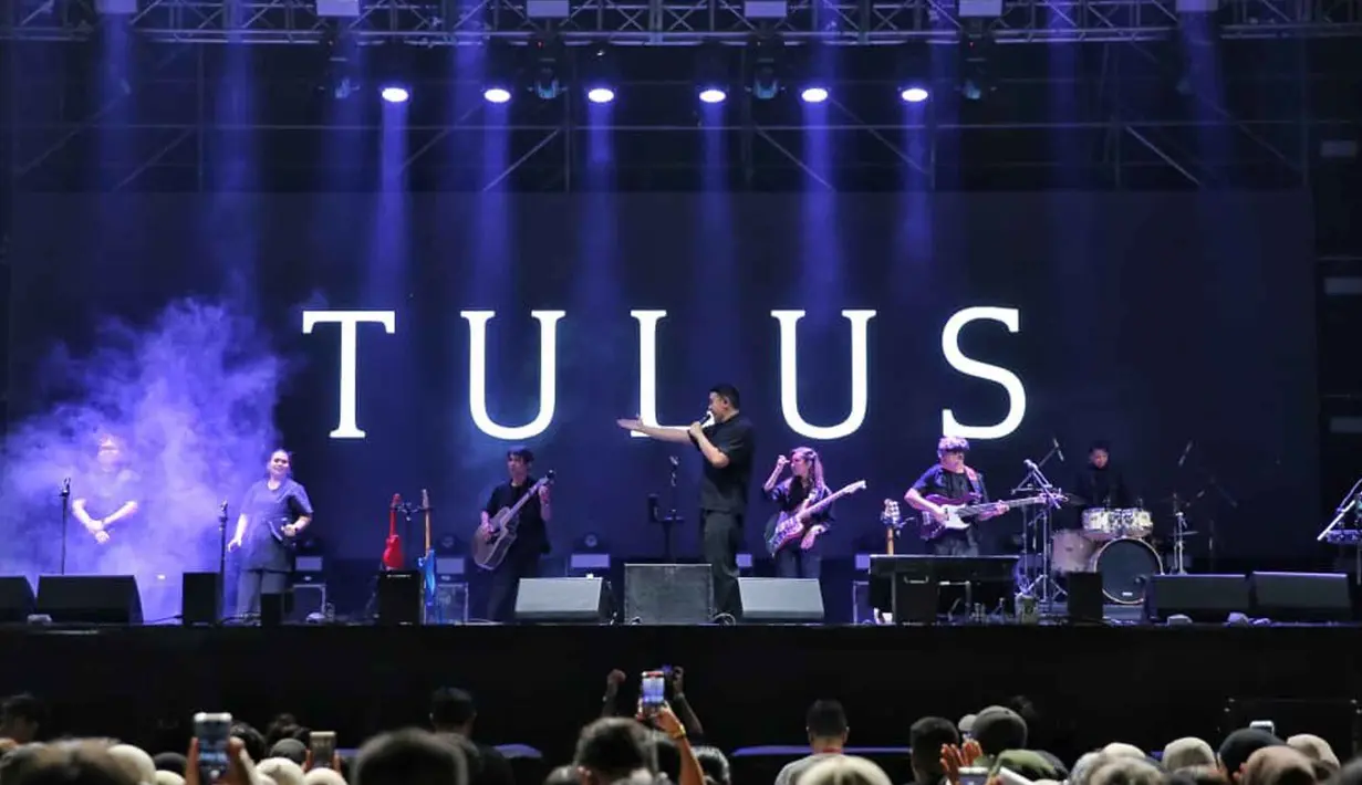 Membuka penampilan dengan lagu berjudul Satu Kali, Tulus, langsung membangun suasana hangat dengan mengajak seluruh penonton untuk ikut bernyanyi bersama. Tampak dalam foto, penyanyi, Tulus saat tampil pada hari kedua gelaran KapanLagi Buka Bareng (KLBB) Festival 2026 di Stadion Madya, Kompleks Gelora Bung Karno, Senayan, Jakarta, Minggu 1 Maret 2026. (Fimela.com/Adrian Putra)