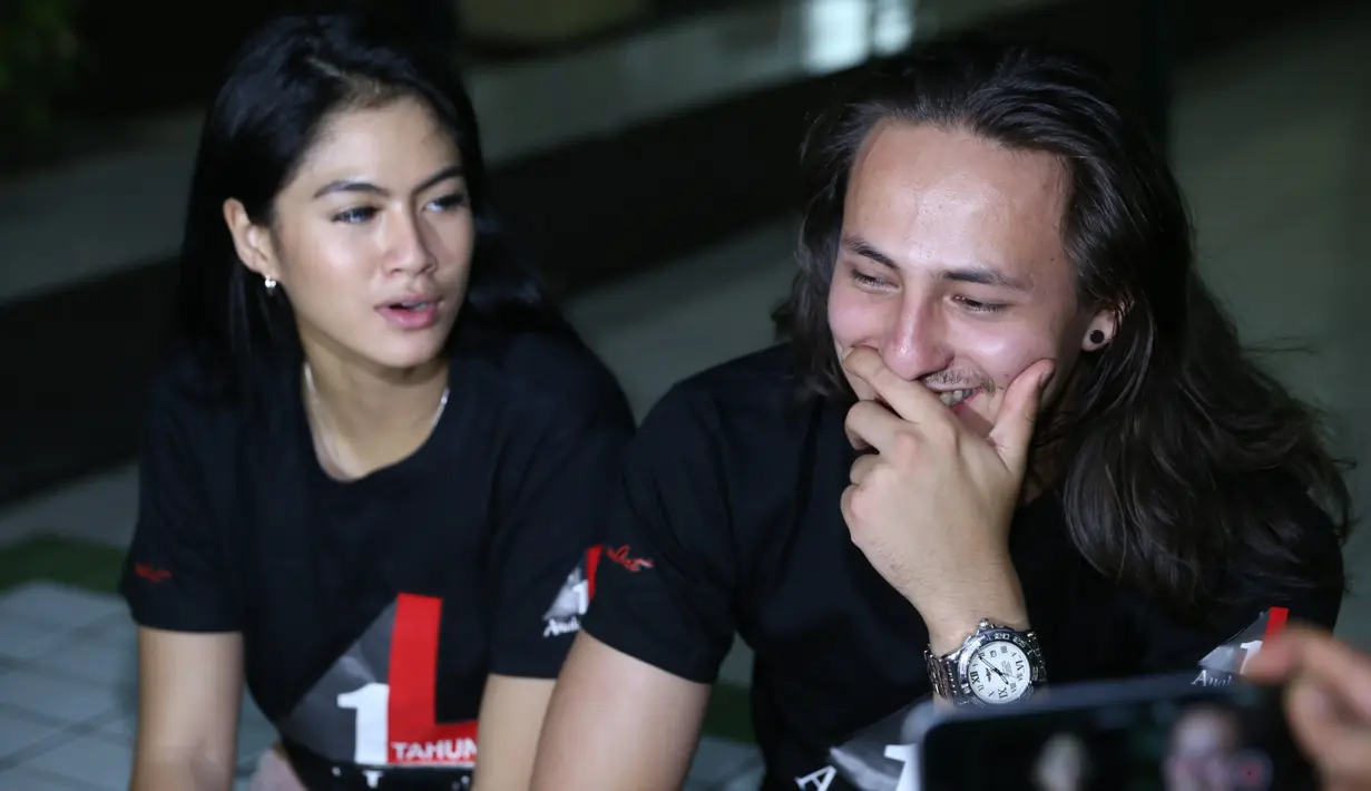 Dylan Carr dan Hana Saraswati, tdak hanya menjadi lawan main dalam akting. Lewat sinetron Anak Langit, keduanya pun mengalami yang namanya cinta lokasi atau cinlok. (Nurwahyunan/Bintang.com)