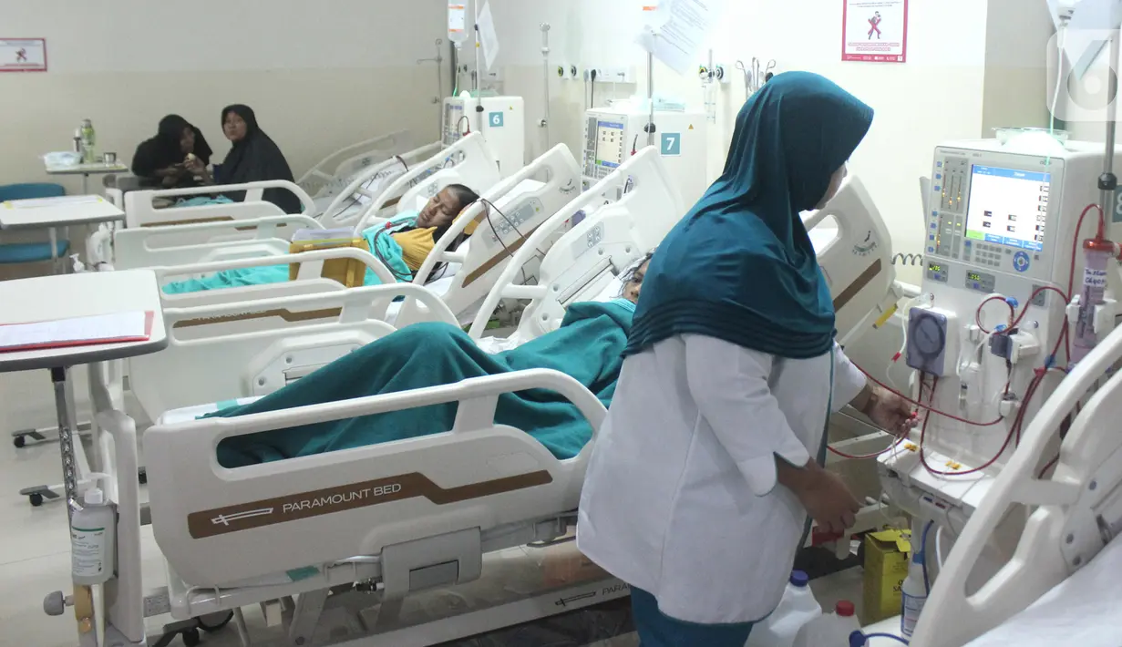 Perawat memeriksa alat Fresenius Medical Care dan B Braun di Ruang Hemodialisis RSUD Tangerang Selatan, Banten, Rabu (6/11/2019). Permenkes No 30 Tahun 2019 tentang Klasifikasi dan Perizinan Rumah Sakit akan berdampak pada pelayanan cuci darah atau Hemodialisis (HD). (merdeka.com/Arie Basuki)