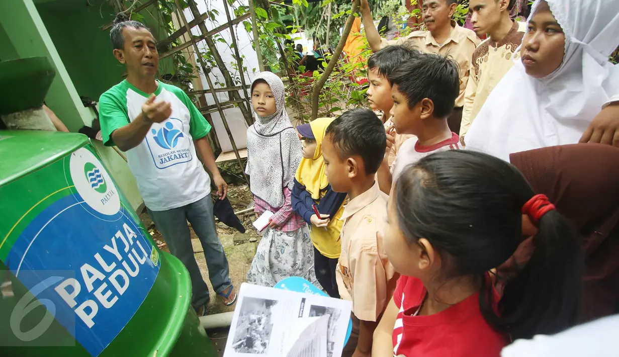 Siswa dan siswi sekolah dasar mendengarkan penjelasan petugas Palyja saat mengikuti kegiatan dalam acara Aksi Cinta Lingkungan di Sungai Ciliwung, Jakarta, Rabu (21/12). (Liputan6.com/Immanuel Antonius)