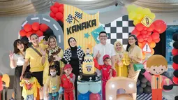 Keluarga foto bersama di momen ulang tahun Kanaka. (Foto: Instagram/ tya_ariestya)
