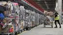 Seorang staf bekerja di pusat penyortiran perusahaan layanan pos Bpost, Brussel, Belgia, 26 November 2020. Belgia saat ini menerapkan kebijakan lockdown ketat untuk mengatasi pandemi COVID-19 dengan menutup semua bisnis nonesensialnya. (Xinhua/Zheng Huansong)