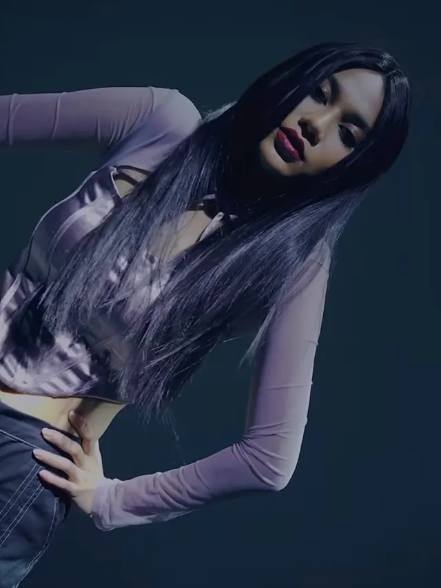 Tampilan Berbeda Azizah Salsha Jadi Bintang Iklan Parfum Milik Rachel Vennya. [@azizahsalsha_]