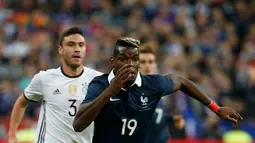 Gelandang Perancis, Paul Pogba berusaha mengejar bola dari kawalan gelandang Jerman, Bastian Schweinsteiger pada laga persahabatan di stadion Stade de France, Perancis, (13/11). Perancis menang atas Jerman dengan skor 2-0. (REUTERS/Benoit Tessier)
