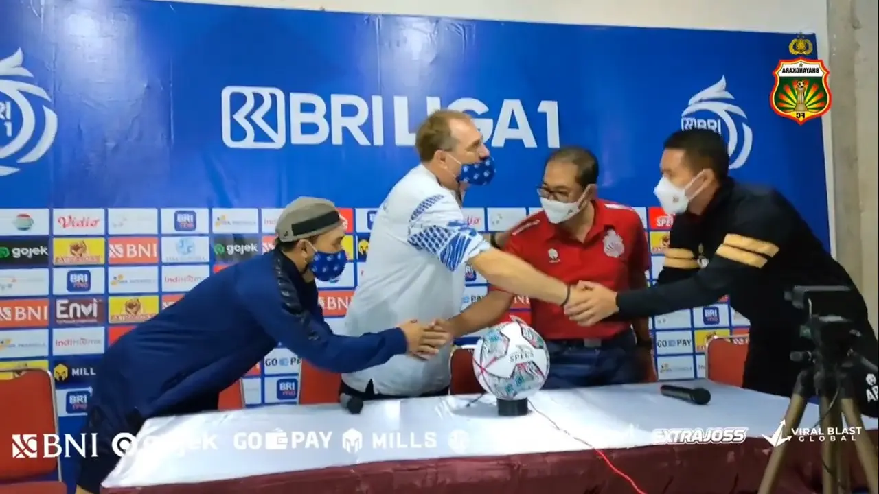 Pelatih Persib Bandung, Robert Alberts dan COO Bhayangkara FC, Sumardji saling meminta maaf.