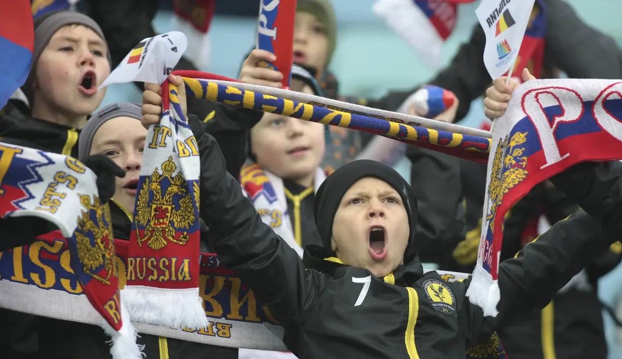 Fans cilik Rusia mengangkat banner merayakan gol timnya saat melawan Belgia pada laga persahabatan di Fisht stadium, Sochi, Rusia, Selasa (28/3/2017). Rusia bermain imbang 3-3. (AP/Denis Tyrin)