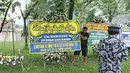 Seorang pria meletakkan karangan bunga duka cita di dekat kediaman pakar kuliner Bondan Winarno di kawasan Sentul, Bogor, Rabu (29/11). Bondan Winarno merupakan penulis dan wartawan Indonesia dengan berbagai kebisaan. (Liputan6.com/Herman Zakharia)