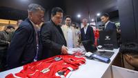 Ketua Umum PSSI, Erick Thohir, didampingi Sekjen PSSI, Yunus Nusi, melihat detail jersey Timnas Indonesia yang baru saja diluncurkan oleh Kelme di Stadion Utama Gelora Bung Karno (SUGBK) Senayan, Jakarta, Kamis (12/3/2026). (Bola.com/Bagaskara Lazuardi)