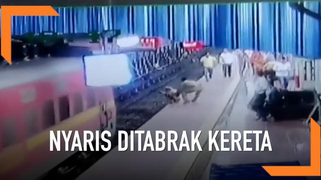 Seorang pria usia 70 tahun penyandang tuna rungu duduk di tepi peron stasiun kereta India. Ia nyaris ditabrak karena tidak menyadari kereta tiba.