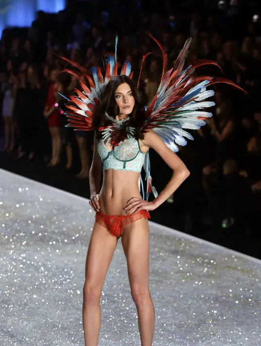 “Saya pikir penting untuk minum banyak air sebelum show untuk tetap terhidrasi. Saya mungkin tidak akan makan banyak karbohidrat atau makanan penutup, dan akan makan yang sehat -banyak protein dan sayuran,” – Jacquelyn Jablonski. (Bintang/EPA)