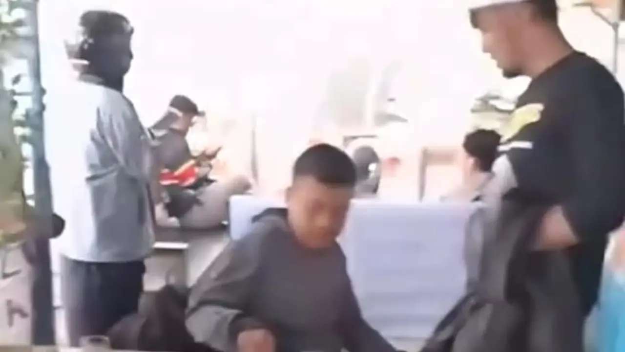 Sekelompok massa Aliansi Umat Islam (AUI) Garut merazia warung yang tetap berjualan siang hari. Sontak kedatangan itu mengagetkan para pengunjung yang tengah menikmati sajian siang itu.(Liputan6.com/Jayadi Supriadin)