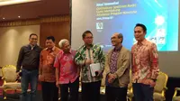 Menteri Komunikasi dan Informatika Rudiantara (berbaju hijau) bersama para pembicara di Diskusi Optimalisasi Spektrum Radio di Balai Kartini, Jakarta, Senin (20/2/2017). (Liputan6.com/Corry Anestia)