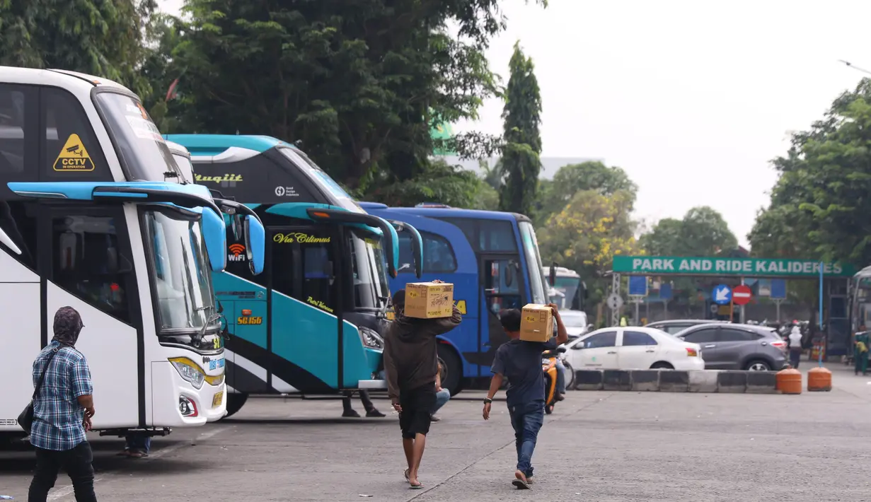 Sejumlah bus AKAP terparkir di terminal Kalideres, Jakarta Barat, Kamis (30/7/2020). Penghapusan SIKM  diyakini dapat mendongkrak tingkat okupansi angkutan darat, khususnya bus antarkota antarprovinsi (AKAP) hingga 50 persen. (Liputan6.com/Angga Yuniar)