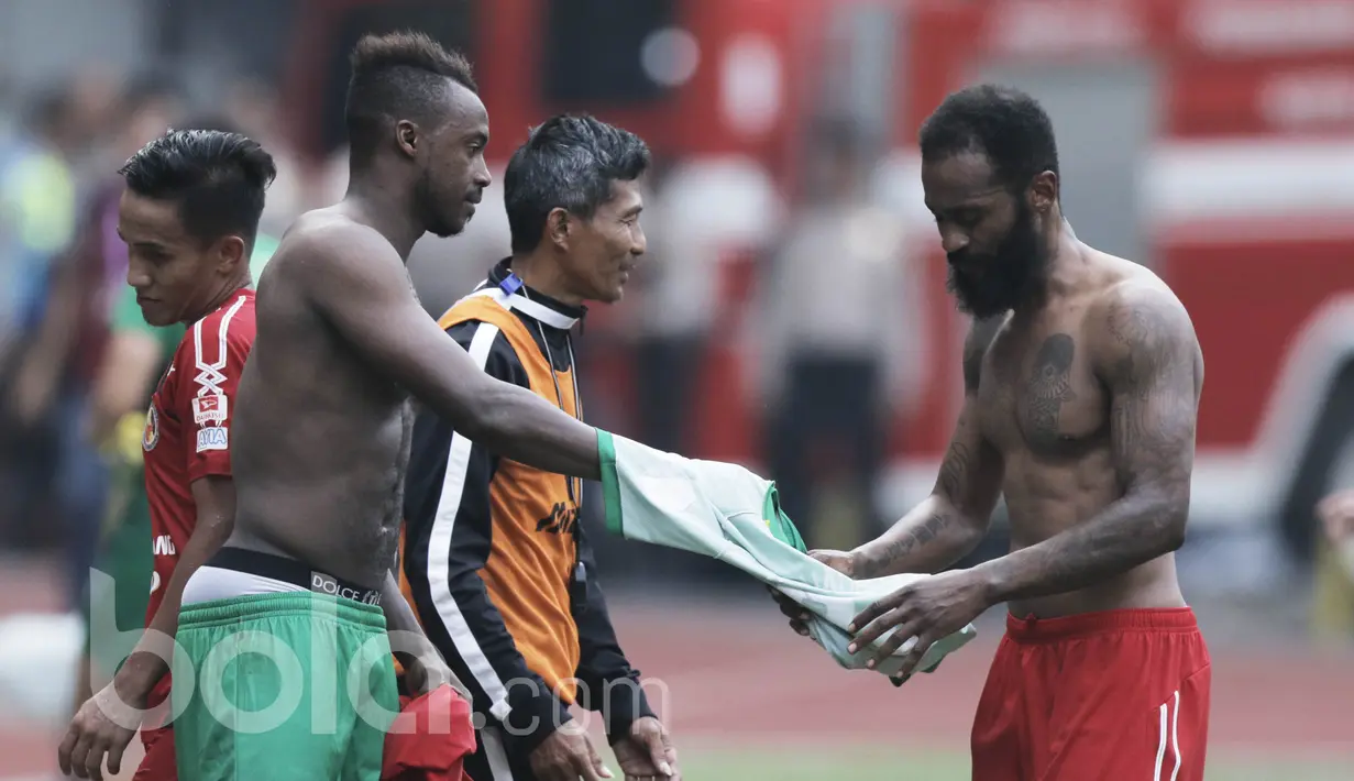 Pemain Semen Padang, Didier Zokora, bertukar baju dengan pemain Bhayangkara FC, Guy Junior Ondoua pada laga lanjutan Liga 1 Indonesia di Stadion Patriot, Bekasi, Sabtu (20/05/2017). Bhayangkara FC menang 1-0. (Bola.com/M Iqbal Ichsan)