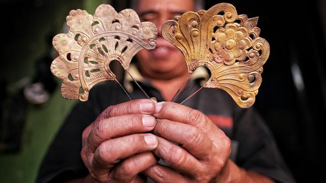 Mengabadikan Generasi Terakhir Perajin Tusuk Konde dengan Teknik Patri Tiup Lewat Video Dokumenter